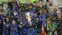 Pemain Chelsea mengangkat trofi juara UEFA Conference League 2024/2025 setelah menang 4-1 atas Real Betis pada laga final yang digelar Kamis (29/5/2025) dini hari WIB. (AP Photo/Darko Vojinovic)