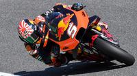 Pembalap KTM, Johann Zarco, menyebut motor tunggangannya memiliki kendala ketika menikung. (AFP/Tiziana Fabi)