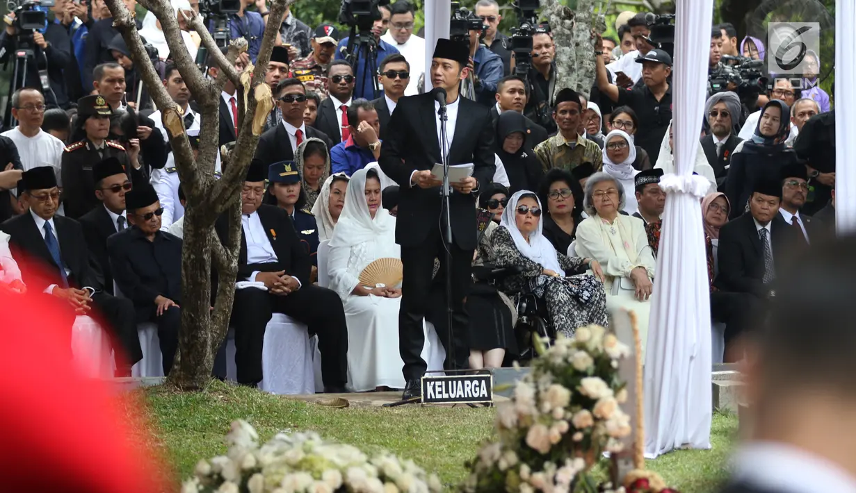 Putra presiden ke-6 RI Susilo Bambang Yudhoyono (SBY), Agus Harimurti Yudhyono (AHY) menyampaikan sambutan saat pemakaman Ani Yudhoyono di TMP Kalibata, Jakarta, Minggu (2/6/2019). Upacara pemakaman Ani Yudhoyono berlangsung khidmat. (Liputan6.com/JohanTallo)