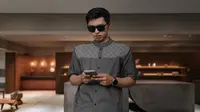 Pendakwah Dennis Lim saat berkolaborasi dengan salah satu brand baju koko. (IST)