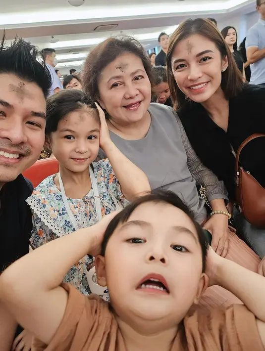 Saat berada di gereja, mereka pun sempat berfoto. Putra Chelsea, Dante mencoba menunjukkan dahinya dengan gaya yang menggemaskan. [Foto: Instagram/chelseaoliviaa]