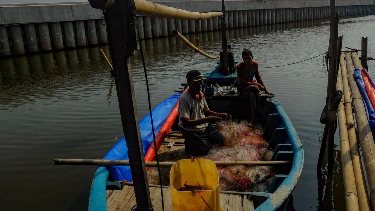 Penghasilan nelayan pinggiran saat ini mengalami penurunan drastis akibat masifnya proyek pembangunan kawasan perniagaan dan hunian di kawasan utara Jakarta dan Tangerang.