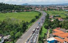 FOTO: Begini Parahnya Macet Menuju Pelabuhan Merak Banten, Kendaraan Pemudik Antre 8 Km di Dalam Tol