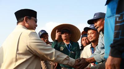 Kisah Haru Buruh Tani Lansia, Rela Menunggu Prabowo Sampai Lesu