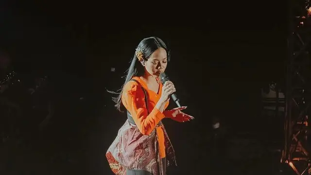 9 Potret Yura Yunita yang Kerap Tampil Stylish dengan Kain Nusantara