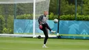 Kiper Denmark, Kasper Schmeichel mengontrol bola saat mengikuti sesi latihan tim di tempat latihan Tottenham Hotspur di London, Selasa (6/7/2021). Denmark akan bertanding melawan Inggris pada babak semifinal Euro 2020 di Stadion Wembley, Inggris. (AP Photo/Thanassis Stavrakis)