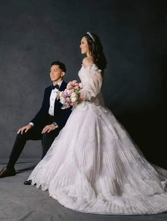 Rian Ardianto sendiri tampil gagah dalam balutan setelan tuksedo hitam, yang melengkapi penampilan serasi mereka sebagai pasangan pengantin. [@ribkasugiarto].