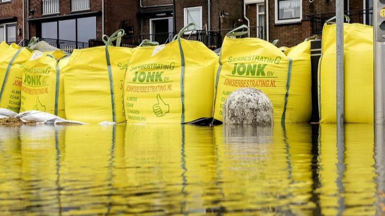 Karung-karung pasir itu digunakan sebagai penahan luapan air banjir.