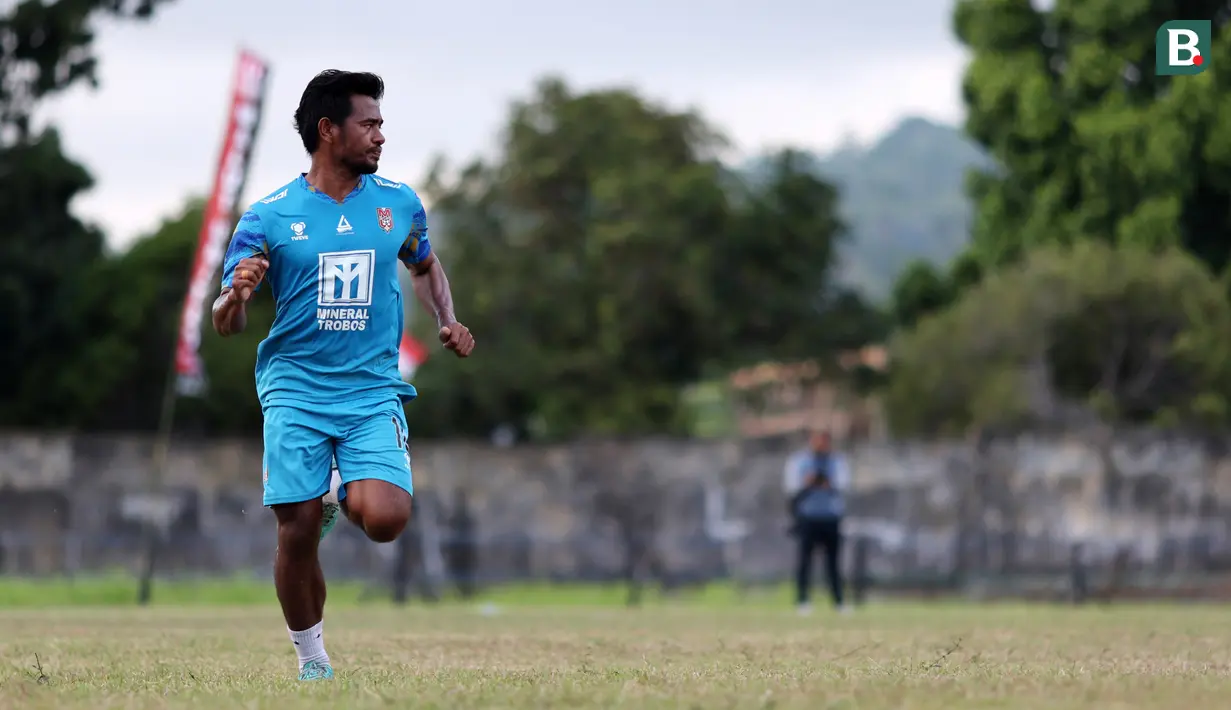 Pemain Malut United, Ilham Udin Armaiyn berlari saat menjalani latihan di Stadion Marimoi, Tidore, Selasa (15/8/2023) sore WIB. (Bola.com/Okie Prabhowo)
