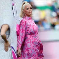 Penampilan penyanyi Katy Perry sebelum dimulainya pertandingan kriket Piala Dunia T20 Perempuan ICC 2020 di Melbourne, Minggu (8/3/2020). Tunangan Orlando Bloom tersebut tampil secara langsung (live) di atas panggung untuk pertama kalinya sejak mengumumkan kehamilannya. (AP/Asanka Ratnayake)