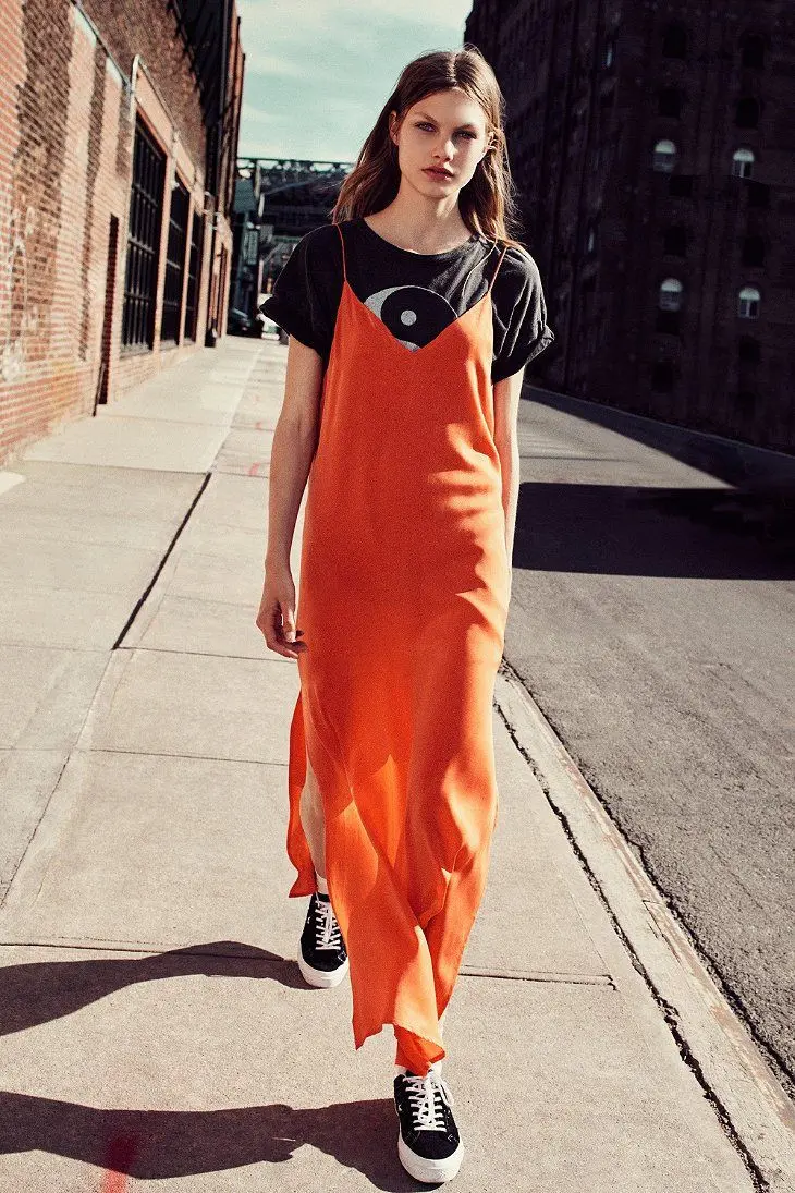 Padu padan slip dress untuk tampil kece ala street style. (Image: thefashiontag.com)