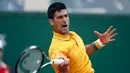 Novak Djokovic melepaskan smash keras di final Monte Carlo Masters (REUTERS/Jean-Paul Pelissier)