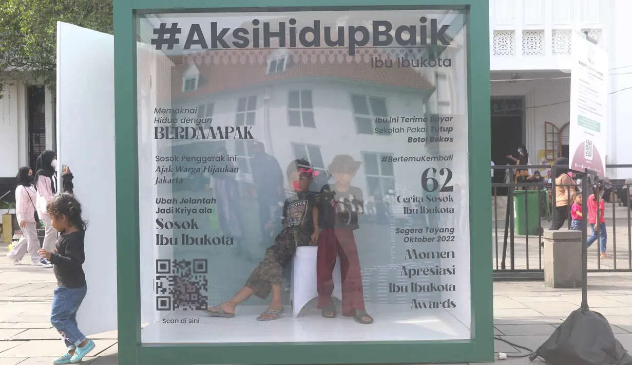 Warga mengunjungi festival bertajuk #IniJakarta 2022 di kawasan  Kota Tua, Jakarta, Sabtu (17/9/2022). Festival ini berupaya untuk menjadi wadah kreativitas, bertemunya warga ibu kota untuk saling berinteraksi dan merasakan pengalaman berbeda di Kota Tua. (Liputan6.com/Herman Zakharia)