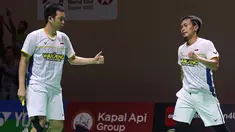 Indonesia berhasil menambah dua wakilnya ke babak 16 besar di sektor ganda putra dalam Kejuaraan Bulu Tangkis Indonesia Open 2023. Dari tiga wakil yang berlaga pada hari kedua, Rabu (14/6/2023), pasangan Mohammad Ahsan/Hendra Setiawan dan Pramudya Kusumawardana/Yeremia Eric Yoche Yacob Rambitan berhasil menang atas lawan-lawannya untuk menyusul Fajar Alfian/Muhammad Rian Ardianto dan Leo Rolly Carnando/Daniel Marthin yang telah lebih dahulu lolos pada hari pertama. Satu-satunya ganda putra Indonesia yang tersingkir adalah Muhammad Shohibul Fikri/Bagas Maulana yang takluk dari andalan Malaysia, Aaron Chia/Soh Wooi Yik. 
 (Bola.com/Bagaskara Lazuardi)