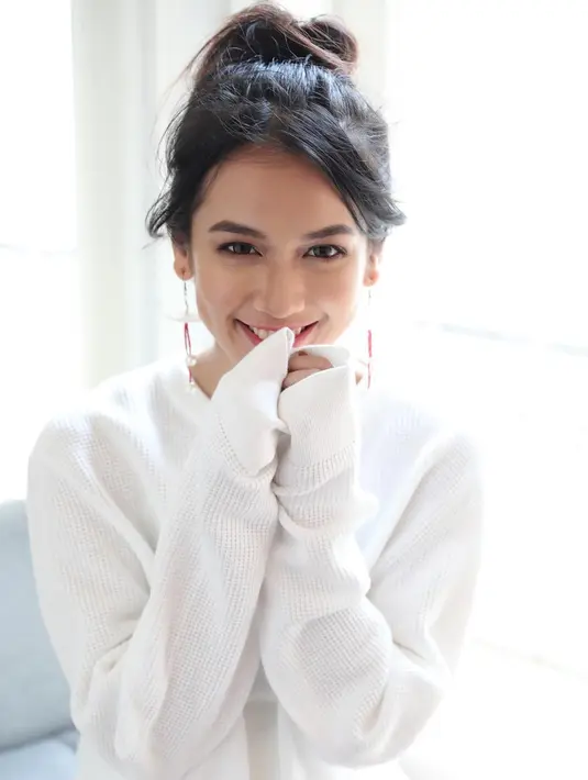 "Yaa nggak ada sih (persiapan), kita kan kalau jadi saksi jujur sejujurnya aja, kan emang kejadian nyata jadi nggak ada yang dipersiapin atau gimana," ucap Dea Annisa. (Instagram/deaaannisa)