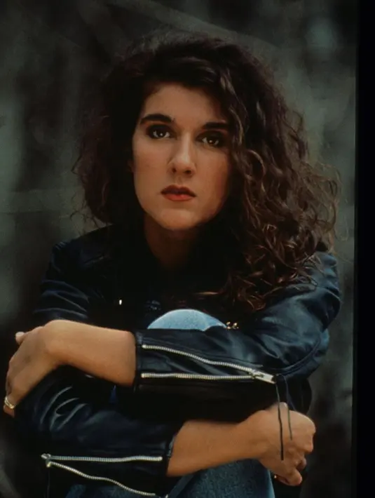 Celine Dion perlihatkan aura model dengan rambut keriting yang menawan [@celinedion]