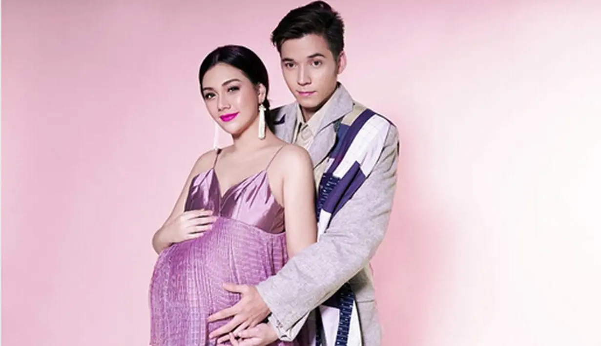 Tidak lama lagi, Celine Evangelista akan melahirkan anak pertama buah cintanya dengan Stefan William. Menurut perkiraan, Celine akan melahirkan pada pertengahan Oktober atau paling lambat tanggal 10 November. (Instagram/robin_alfian)