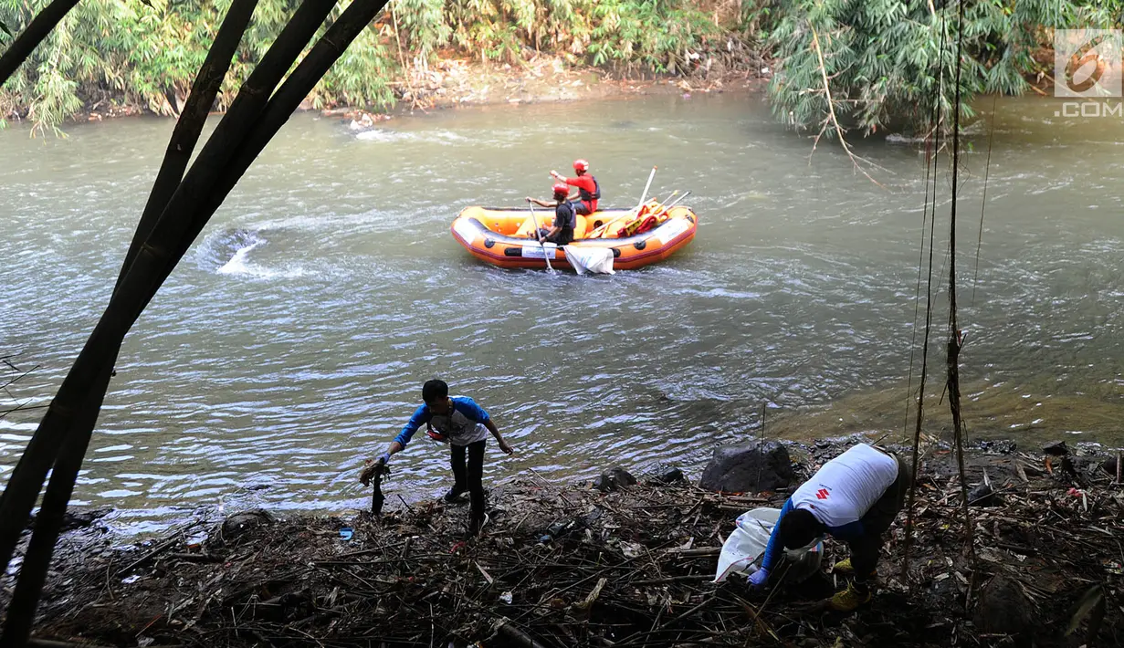 Sukarelawan memunguti sampah di aliran sungai saat kegiatan Bebersih Ciliwung di Yayasan Bambu Indonesia, Cibinong, Bogor, Jawa Barat, Minggu (23/6/2019). Bebersih Ciliwung dilakukan di 33 kecamatan sepanjang aliran Sungai Ciliwung. (merdeka.com/Arie Basuki)