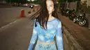 Cantiknya Shenina Cinnamon yang dipotret menggunakan kamera film. Crop top biru tie-dye dipadukannya dengan celana jeans. [Foto: Instagram/shenacinnamon]