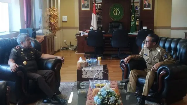 Kajati Sulsel Firdaus Dewilmar menjalin silaturahmi dengan Gubernur Sulsel Nurdin Abdullah (Liputan6.com/ Eka Hakim)
