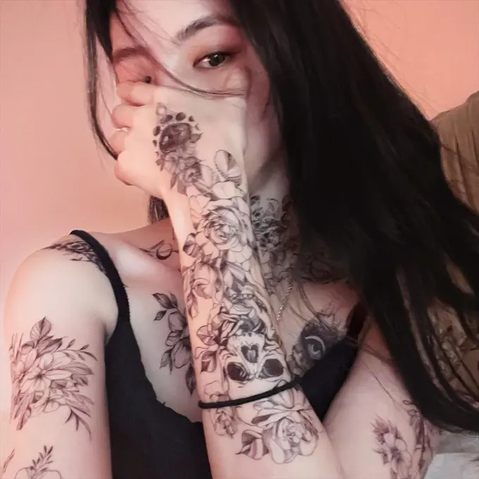 Gemar Memakai Temporary Tatto, Gaya Fearless Han So Hee Buat Penggemar Pangling
