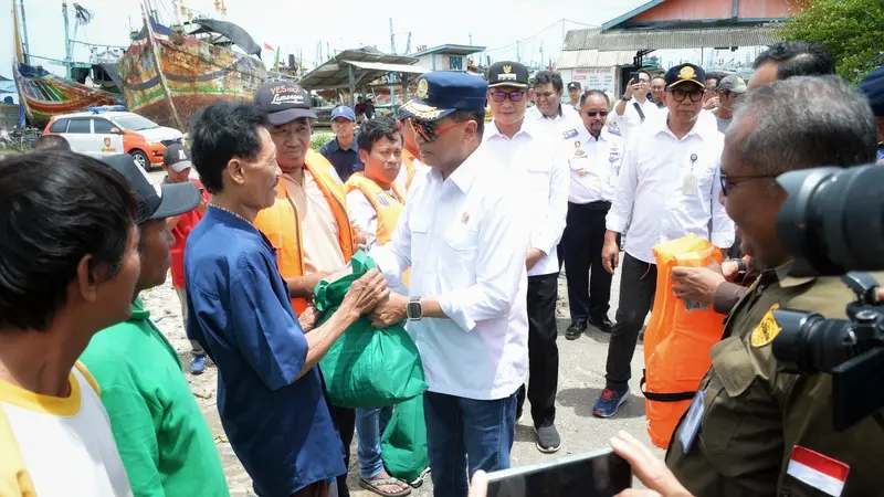 Menteri Perhubungan (Menhub) Budi Karya Sumadi megunjungi Pelabuhan Perikanan Nusantara (PPN) Brondong, di Kabupaten Lamongan, Jawa Timur, Minggu (21/1/2024). (Dok Kemenhub)