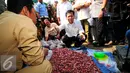 Ketua DPR RI, Setya Novanto berbincang saat sidak harga bawang merah di Pasar Induk Kramat Jati, Jakarta, Selasa (16/6/2015). Harga bawang merah menembus harga 30ribu per kg atau mengalami kenaikan sekitar Rp2000. (Liputan6.com/Yoppy Renato)