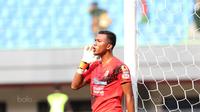 Kiper Sriwijaya FC, Teja Paku Alam saat melawan Bhayangkara FC pada lanjutan Liga 1 2017 di Stadion Patriot Bekasi, Minggu (20/8/2017). Bhayangkara FC menang 2-1. (Bola.com/Nicklas Hanoatubun)