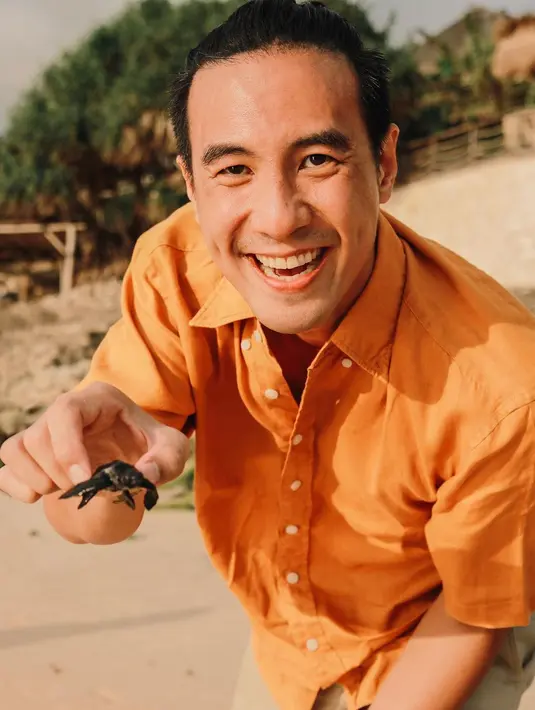 “Let's say kalau misalkan si Noam umur 4 tahun, dia dapet 40 ribu. Mila sekarang umur 8 tahun, dia dapet 80 ribu, gitu. Kalau misalnya mereka nggak kerja, ya mereka nggak dapet duit," pungkas Daniel Mananta. (Instagram/vjdaniel)