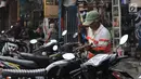 Mekanik mengecek motor pelanggan di sebuah bengkel di Otista, Jakarta, Minggu (10/6). Calon pemudik motor mulai memenuhi bengkel guna menyervis atau mengganti suku cadang kendaraan sebelum digunakan untuk mudik Lebaran. (Liputan6.com/Angga Yuniar)