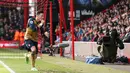 Pemain Arsenal, Mesut Ozil merayakan gol ke gawang AFC Bournemouth pada lanjutan liga Premier Inggris di Stadion Vitality, Minggu (7/2/2016). (Reuters/Matthew Childs)
