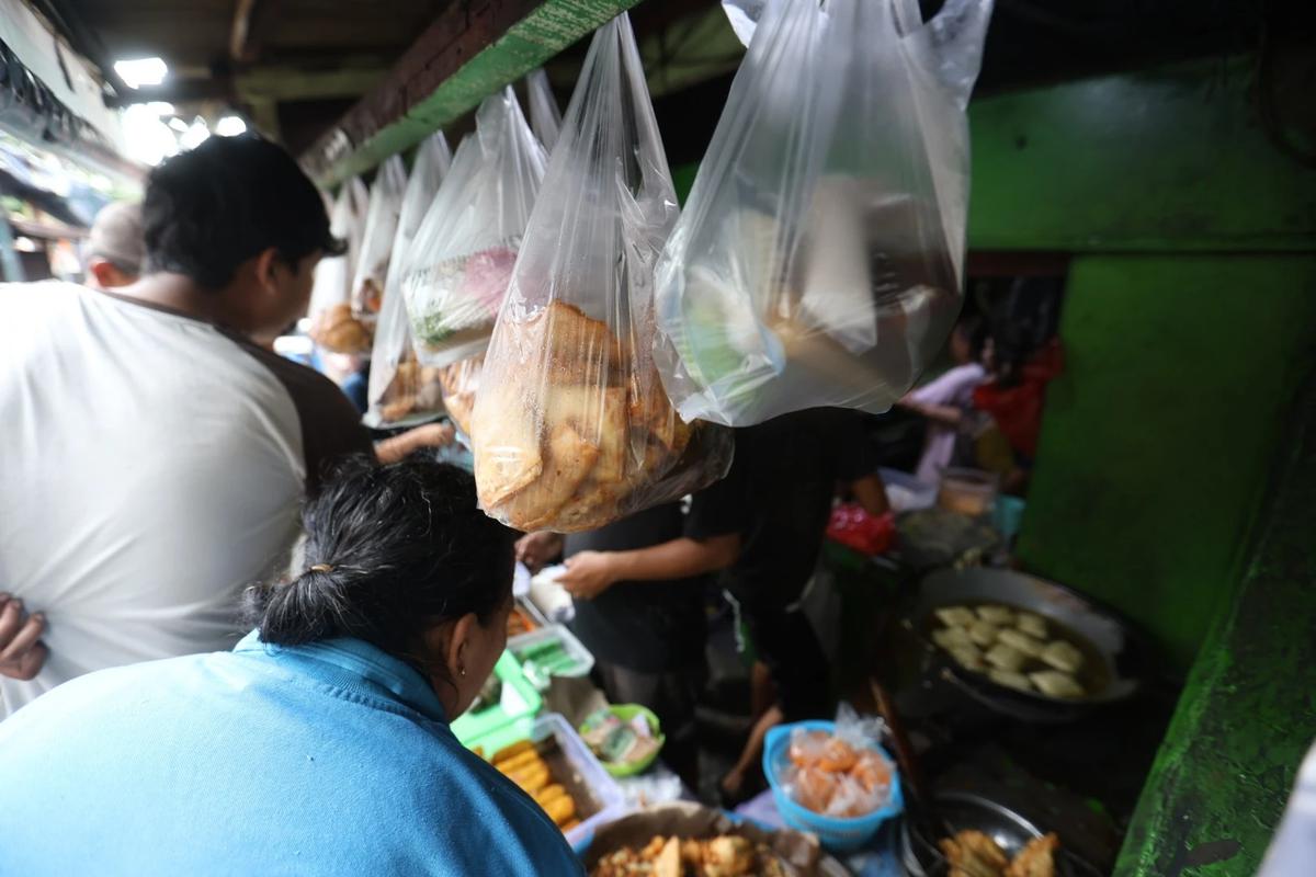 FOTO: Ramai Warga Kwitang Berburu Takjil di Hari Keenam Ramadan 1447 H