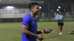 Asnawi Mangkualam - Penampilan mantan pemain PSM Makassar ini semakin cemerlang semenjak dipoles Shin Tae-yong. Sejak bermain di Liga Korea Selatan bersama Ansan Greeners, Asnawi menjelma menjadi bek sayap kanan yang tangguh dan bisa diandalkan. (Bola.com/M Iqbal Ichsan)