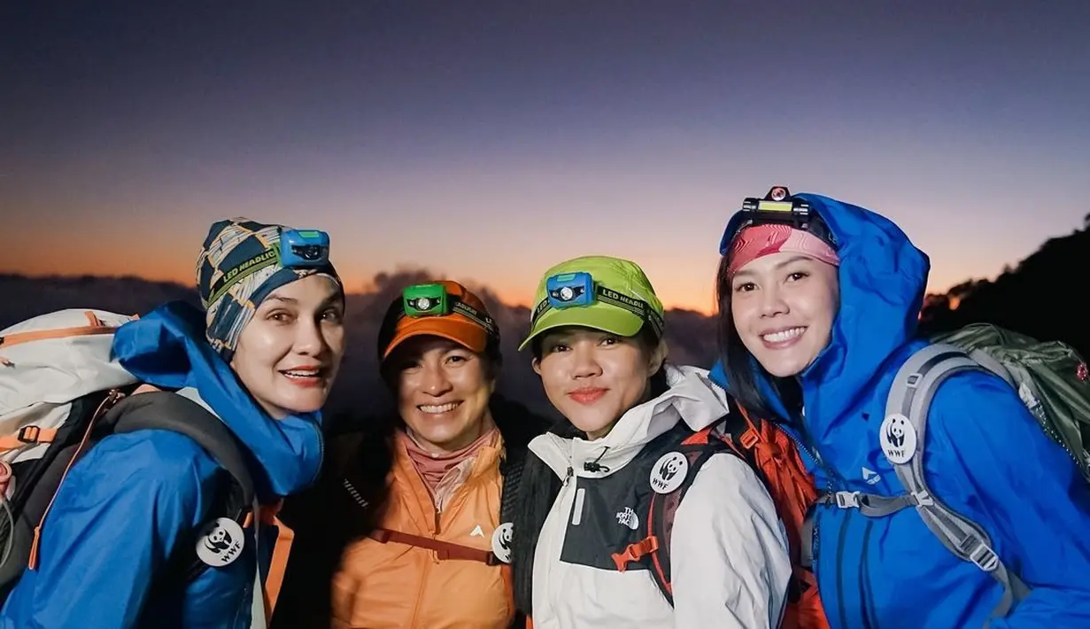 Jelang sampai puncak, Luna Maya dan Della Dartyan kompak pakai jaket warna biru yang senada. Namun Della masih nyaman dengan celana pendek. [@mariannerumantir]