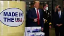 Presiden AS Donald Trump melakukan kunjungan kerja ke sebuah perusahaan pemasok peralatan medis, Owens & Minor Inc., di Allentown, Pennsylvania, Kamis (14/5/2020). Penampilan Trump saat melakukan kunjungan tanpa mengenakan masker menjadi sorotan di tengah pandemi Covid-19. (AP Photo/Evan Vucci)