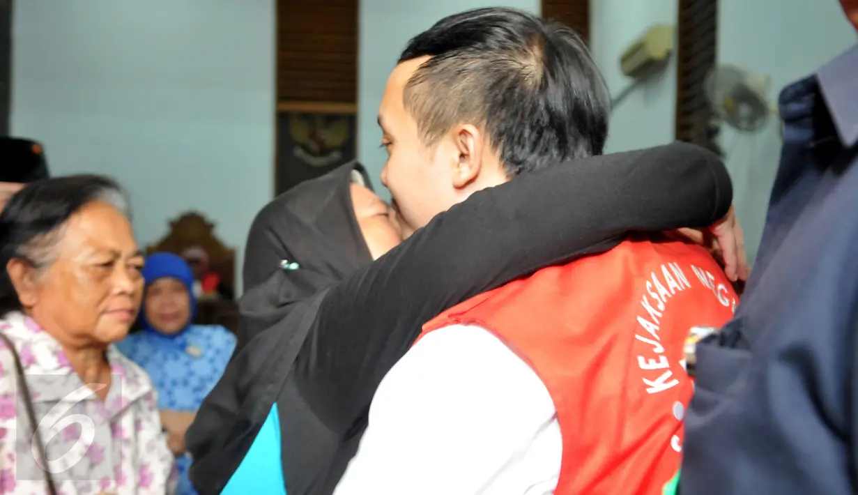 Sejumlah kerabat memeluk Hengki Kawilarang usai menjalani sidang perdana dengan agenda pembacaan dakwaan di PN Jakarta Selatan, Senin (22/6/2015). Hengki diduga telah menggelapkan uang sebesar Rp 1,6 miliar milik Jeng Ana. (Liputan6.com/Panji Diksana)