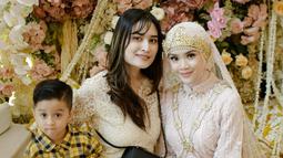 Tidak terjun ke dunia hiburan, sosok Dea Sahirah baru mencuri perhatian setelah dilamar Chand Kelvin, apalagi setelahnya terungkap bahwa ia adalah keponakan Inneke Koesherawati. Dalam momen jalani prosesi adat Aceh ini, Angbeen Rishi istri Adly Fairuz turut hadir. Diketahui Angbeen adalah teman TK Dea Sahirah yang hubungannya masih terjaga. (Liputan6.com/IG/@deasahirah)