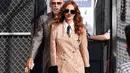 <p>Julia Roberts tampil memesona saat mempromosikan Ticket to Paradise. Ia bersama George Clooney di Jimmy Kimmel Live!, memilih mengenakan setelan cokelat dari kolaborasi Gucci X adidas di runway musim gugur 2022. Foto: Vogue.</p>