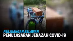 Tanpa kenal lelah, tim relawan melewati medan yang sulit dijangkau ambulans dan harus menggotong jenazah Covid-19. Mereka menembus malam di hutan demi memakamkan jenazah.
