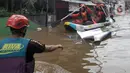Petugas mengevakuasi warga korban banjir menggunakan perahu karet di kawasan Karet Pasar Baru Barat, Jakarta, Selasa (25/2/2020). Banjir yang terjadi sejak subuh akibat luapan Kanal Banjir Barat tersebut merendam ratusan rumah hingga setinggi dua meter. (merdeka.com/Arie Basuki)