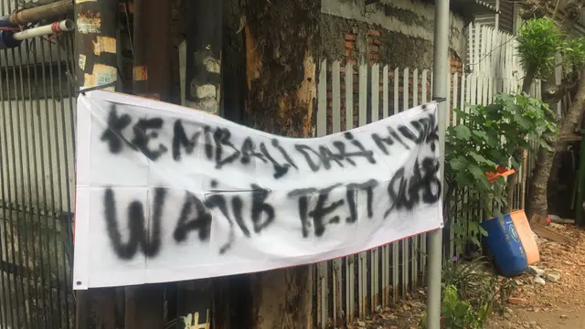 Warga Jalan Kartini Sawah Besar memasang spanduk penolakan pemudik tanpa surat bebas Covid-19