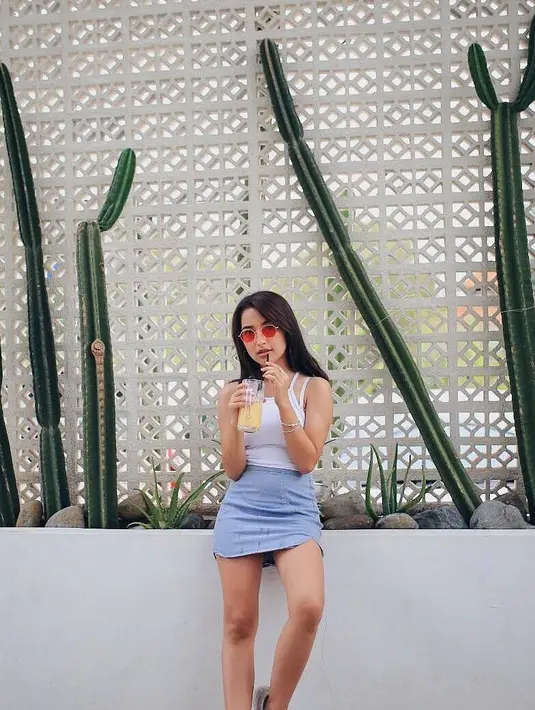 Berpakaian dan bergaya yang menggoda nampaknya sudah melekat di diri gadis 16 tahun ini. Coba lihat, kali ini ia memakai rok mini dengan tank top putih.  (Instagram/jennifercoppenn)