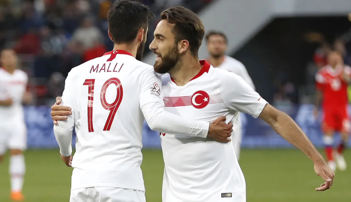 Pemain Turki, Yunus Malli (kiri) merayakan gol dengan rekannya Kenan Karaman saat melawan Rusia pada laga uji coba di VEB Arena stadium, Moskow, Rusia, (5/6/2018). Rusia bermain imbang 1-1. (AP/Pavel Golovkin)
