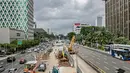 Pekerja menggarap proyek MRT Fase II Bundaran HI-Harmoni di Jalan M.H. Thamrin, Jakarta, Rabu (10/2/2021). Proyek yang awalnya ditargetkan selesai pada Desember 2024 tersebut molor menjadi Maret 2025. (Liputan6.com/Faizal Fanani)