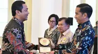 Wali Kota Semarang menerima penghargaan Anugerah Dana Rakca dari Presiden Jokowi. (foto:Liputan6.com/dok.hendrar/edhie prayitno ige)