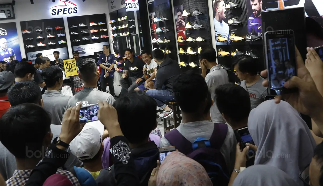 Pemain Timnas Indonesia, Irfan Bachdim dan Evan Dimas saat menghadiri Launching toko Fisik Football di AEON Mall, Jakarta, Sabtu (30/9/2017). Fisik Football menjual berbagai macam perlengkapan sepak bola. (Bola.com/M Iqbal Ichsan)