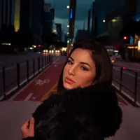 Mob wife aesthetic juga mengandalkan aksesori, makeup, dan warna-warna elegan untuk menciptakan penampilan yang berkelas sekaligus mencuri perhatian. [Dok/Pexels.com/Matheus Lopes].