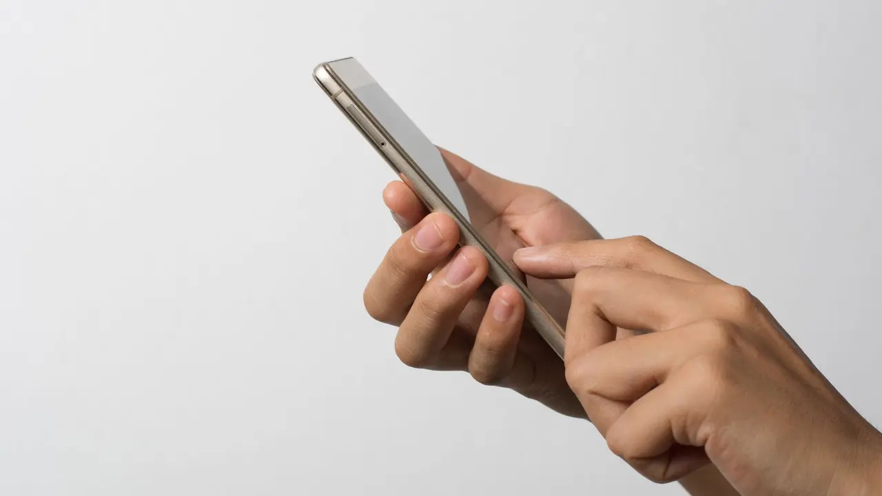 Simpan Dokumen Pribadi di Galeri HP Bisa Berakibat Fatal! Kenali Alasannya (photo by freepik.com)