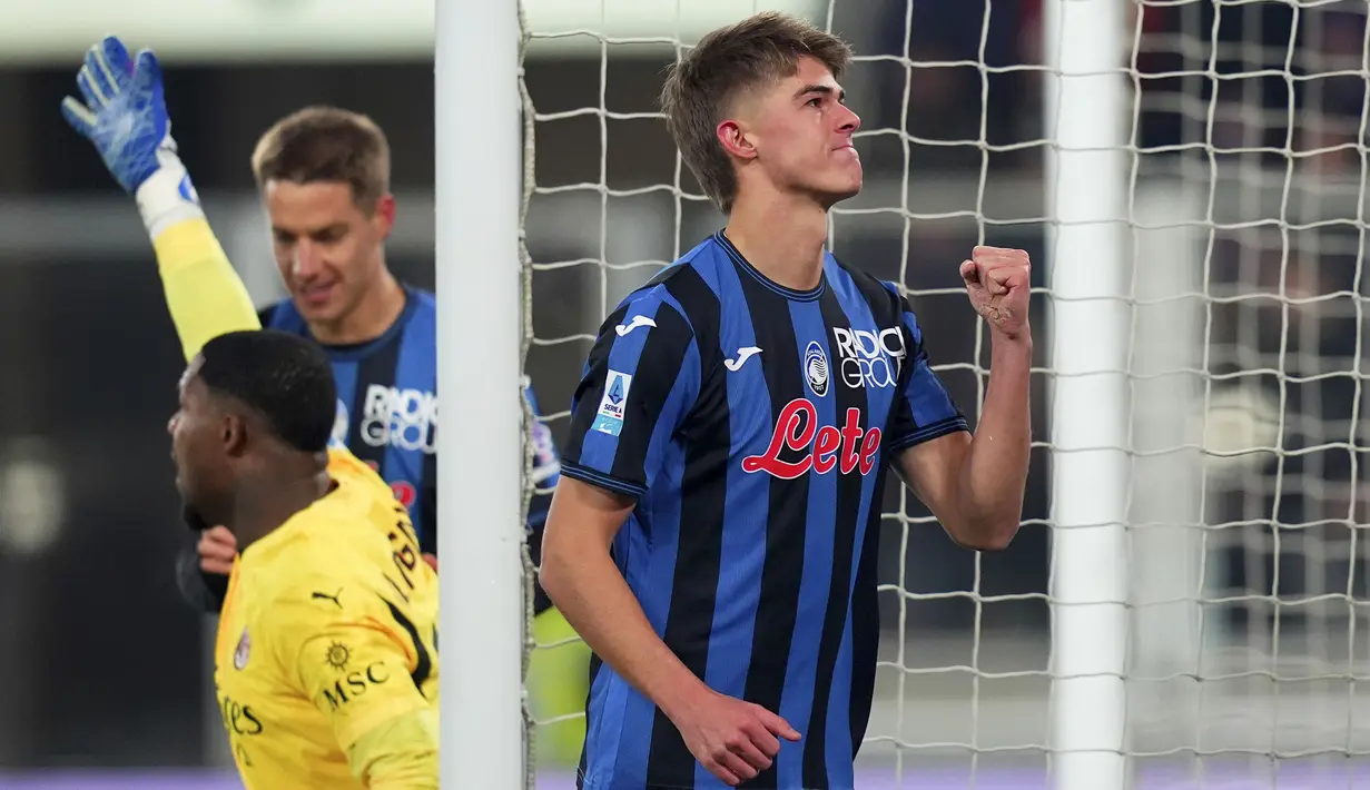 Pemain Atalanta, Charles De Cetelaere melakukan selebrasi setelah mencetak gol ke gawang AC Milan pada laga lanjutan Liga Italia 2024/2025 di ewiss Stadium, Bergamo, Italia, Sabtu (07/12/2024) dini hari WIB. (AP Photo via Spada/LaPresse)