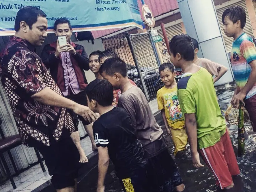 Wali Kota Semarang Hendrar Prihadi menemui anak-anak yang tinggal di daerah rob. (foto : Liputan6.com/edhie prayitno ige)